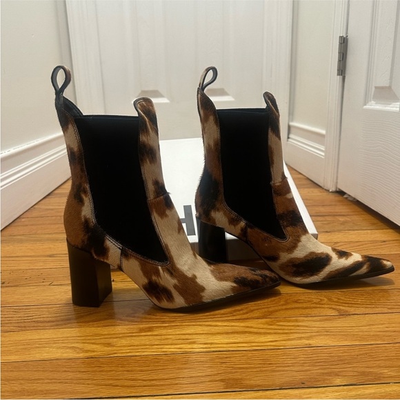 SCHUTZ Shoes - SCHUTZ
BRAND NEW Schutz Raffaela Chelsea
MultiBrown Bootie